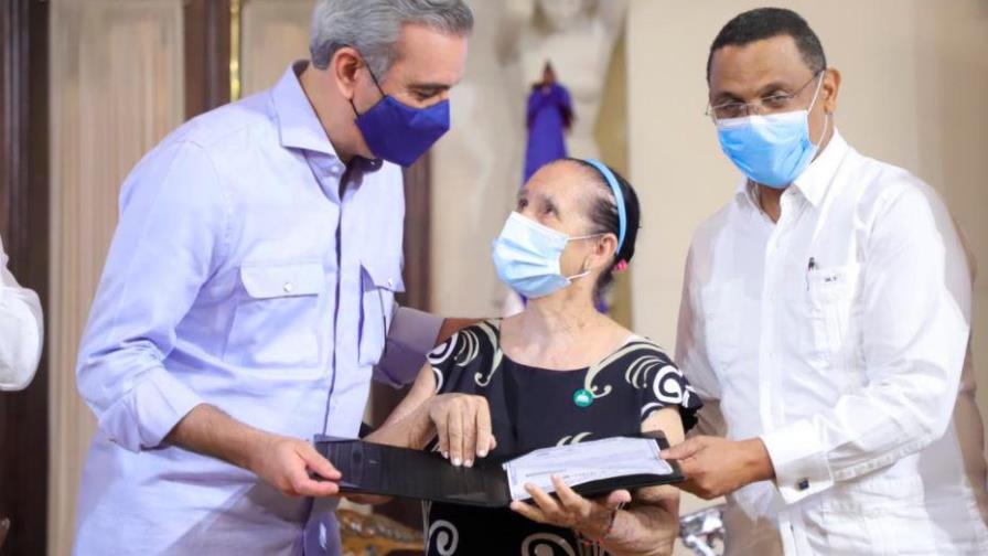 Abinader entrega 250 títulos de propiedad y suman 1,235 en septiembre