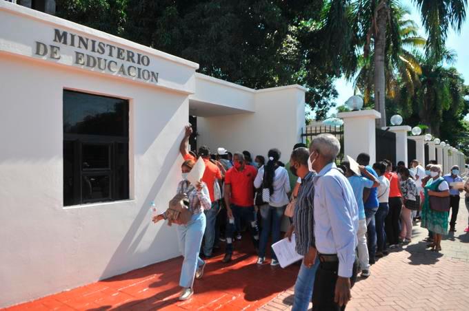 Decenas de empleados cancelados se apostaron el pasado miércoles frente a la sede del Minerd.
