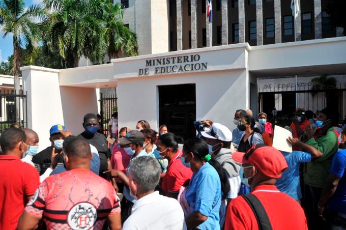 Empleados administrativos destituidos recientemente en el Minerd.