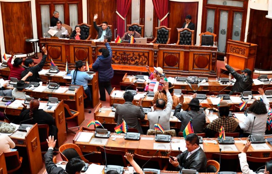 Diputados bolivianos aprueban por unanimidad ley extiende mandato de Áñez