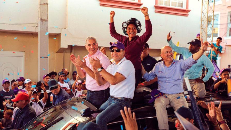 La razón por la que mujeres en rolos acompañan a Gonzalo Castillo en caravanas La razón por la que mujeres en rolos acompañan a Gonzalo Castillo en caravanas