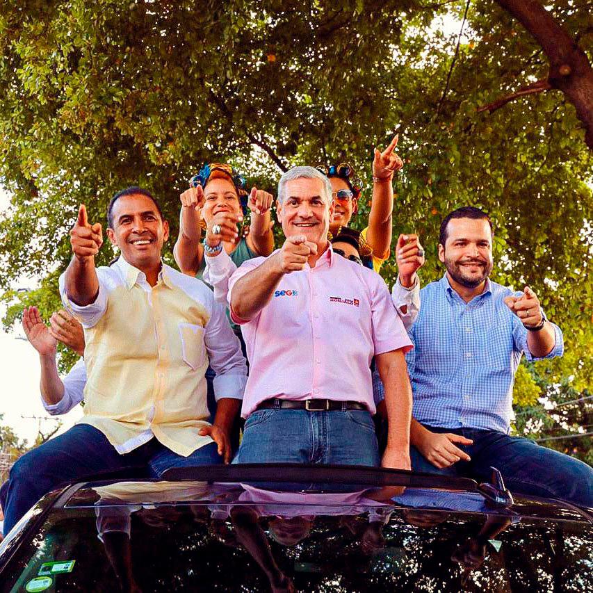 Mujeres en rolos con Gonzalo Castillo y los candidatos del Distrito Nacional.