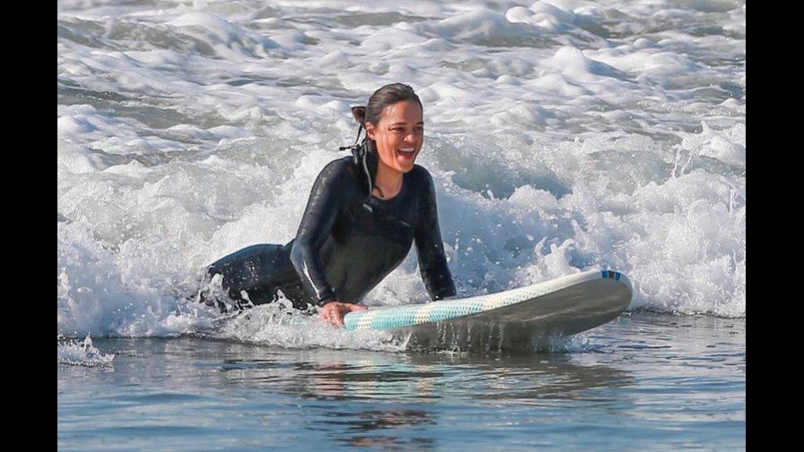 Michelle Rodríguez surfeando en Malibú Michelle Rodríguez surfeando en Malibú