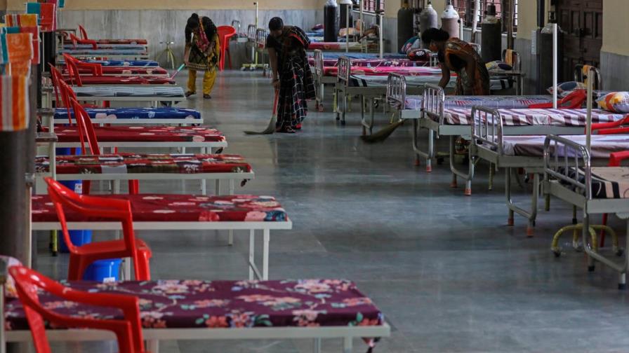 India registra el primer descenso de casos y muertes por covid en varios días