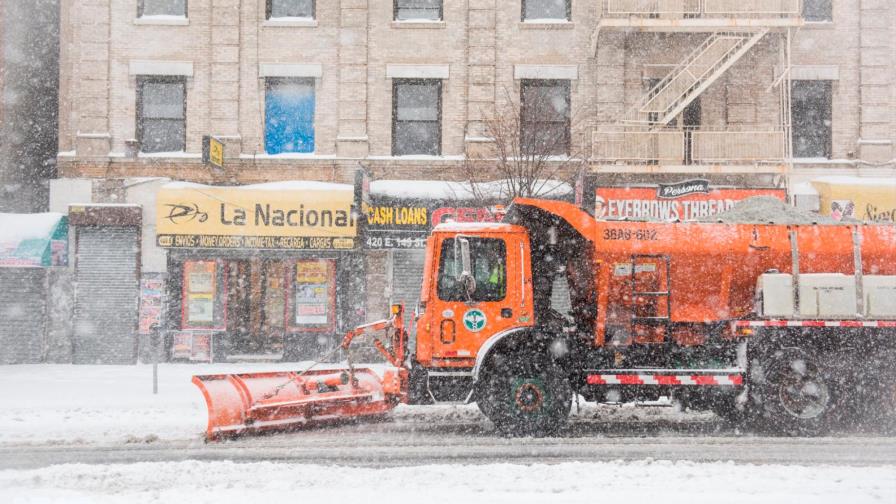 Nueva York se levanta con su mayor nevada en varios años Nueva York se levanta con su mayor nevada en varios años