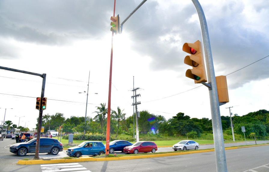 Intrant instala semáforos en la avenida Jacobo Majluta