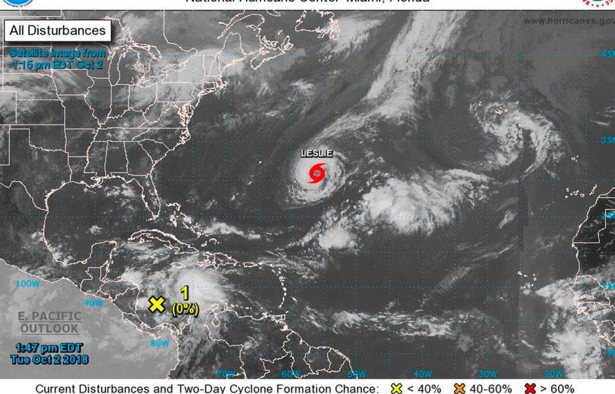 Epsilon se aleja hacia el norte y en el Caribe está en ciernes otra tormenta