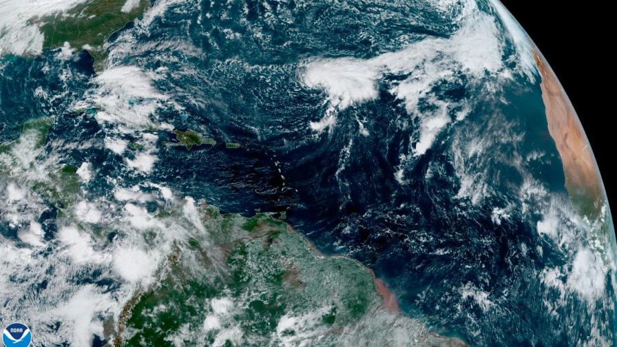 Epsilon avanza lentamente hacia Bermudas Epsilon avanza lentamente hacia Bermudas