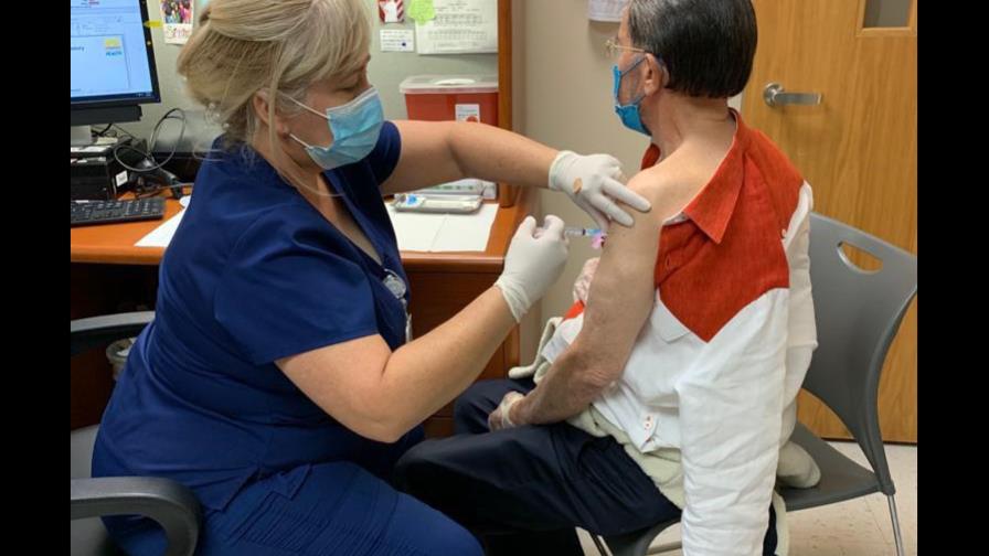 Amable Aristy se vacuna contra el COVID-19