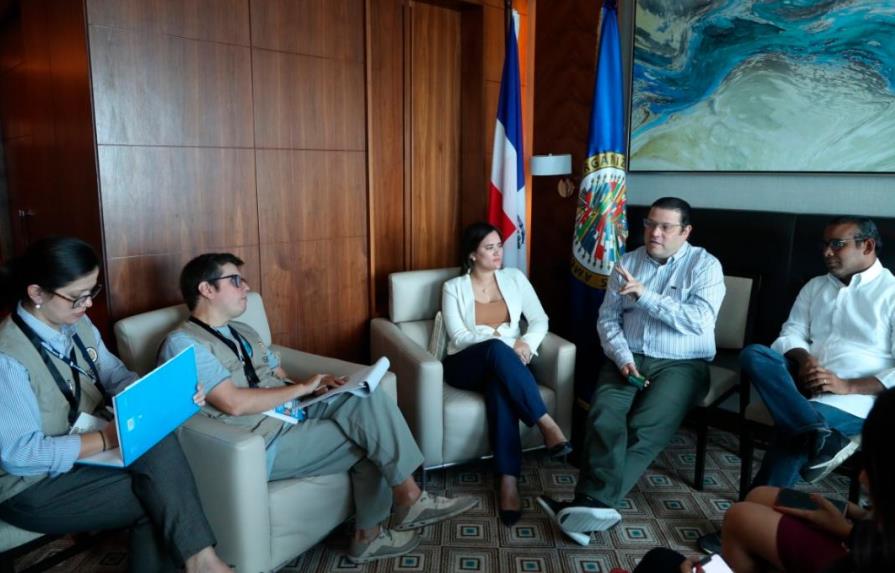 Equipo de Carolina Mejía se reúne con observadores de la OEA