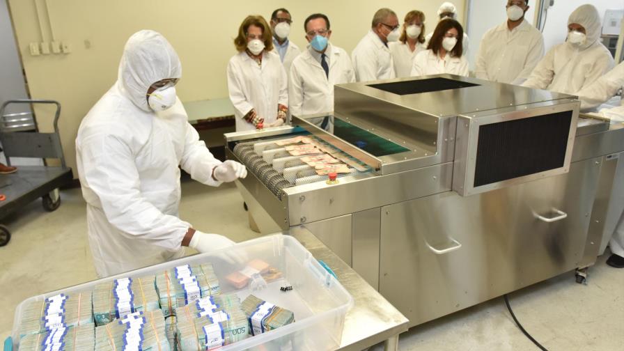 Autoridades del Banco Central dejan en funcionamiento equipo de rayos ultravioleta para desinfección de billetes