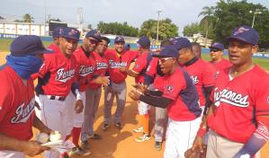 Oficiales académicos de las FFAA y la PN van a la segunda ronda de su torneo de softbol 