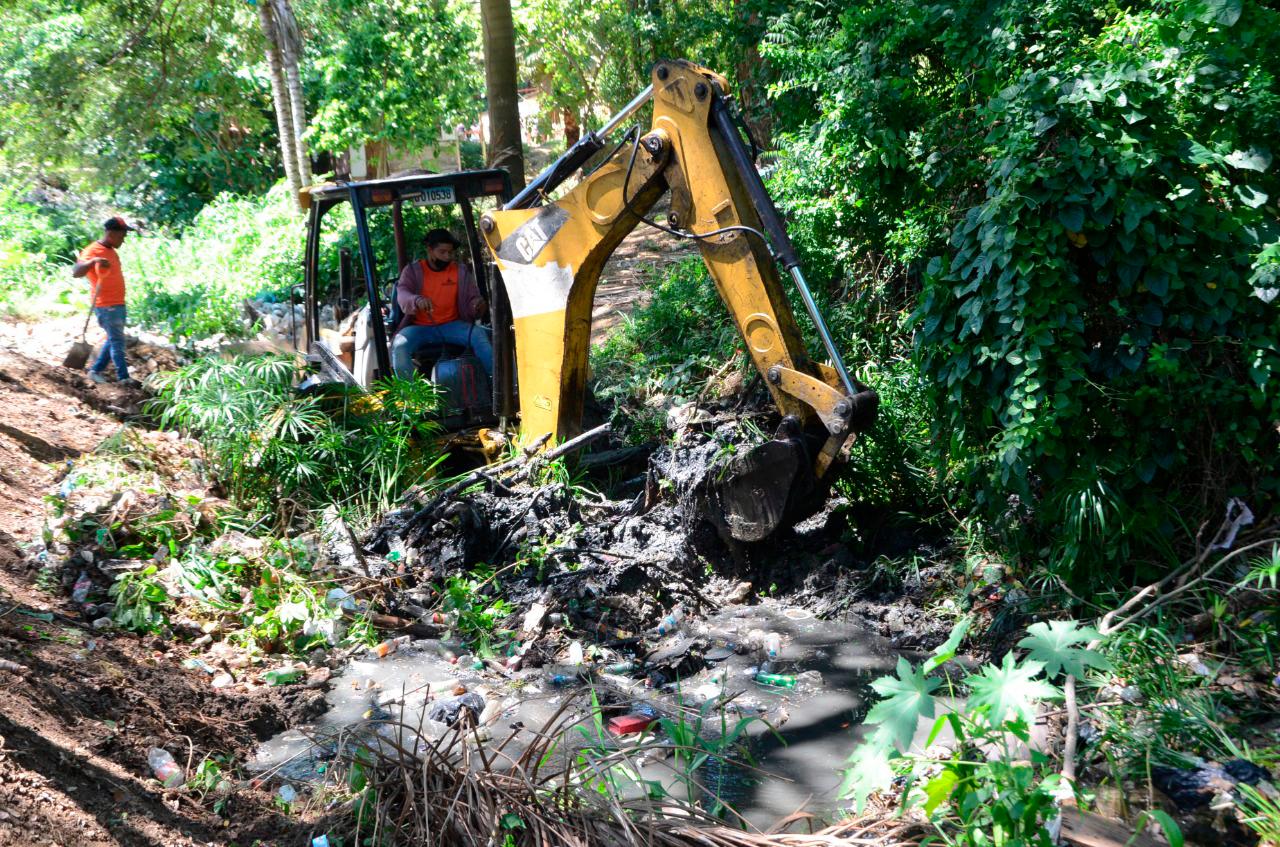Equipos que limpian cañadas en Santiago.