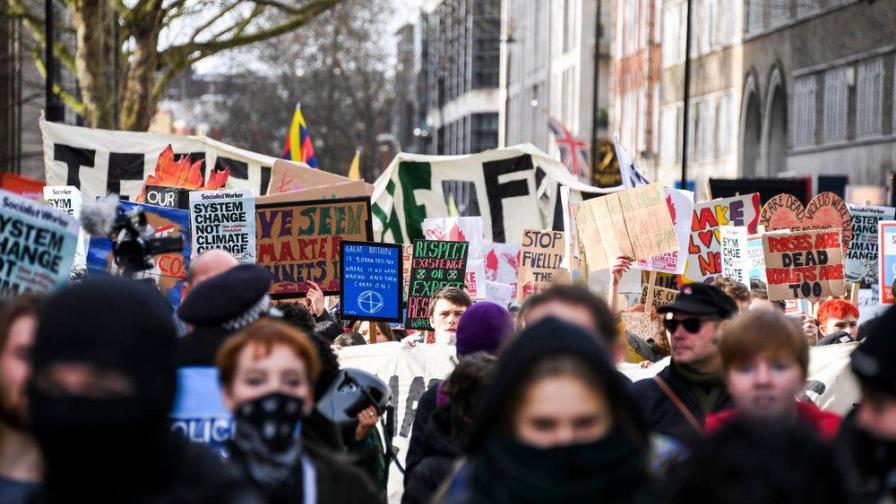 La protesta por el cambio climático enciende el LFW La protesta por el cambio climático enciende el LFW