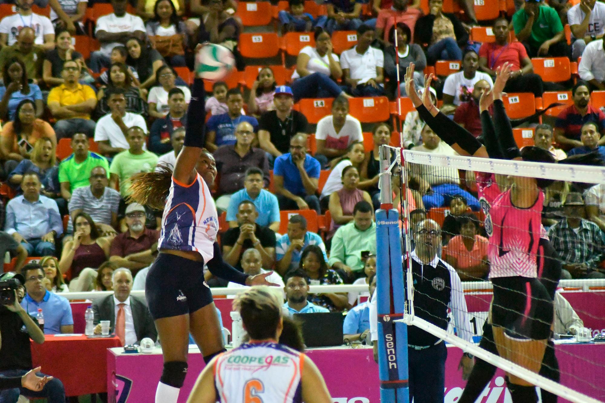 Erasma Moreno compartió el ataque ofensivo caribeño al lograr 18 puntos en el segundo juego de la semifinal contra Cristo Rey que se disputó la noche del miércoles 27 de marzo de 2019 en el Palacio Nacional de Voleibol Georiber Arias.