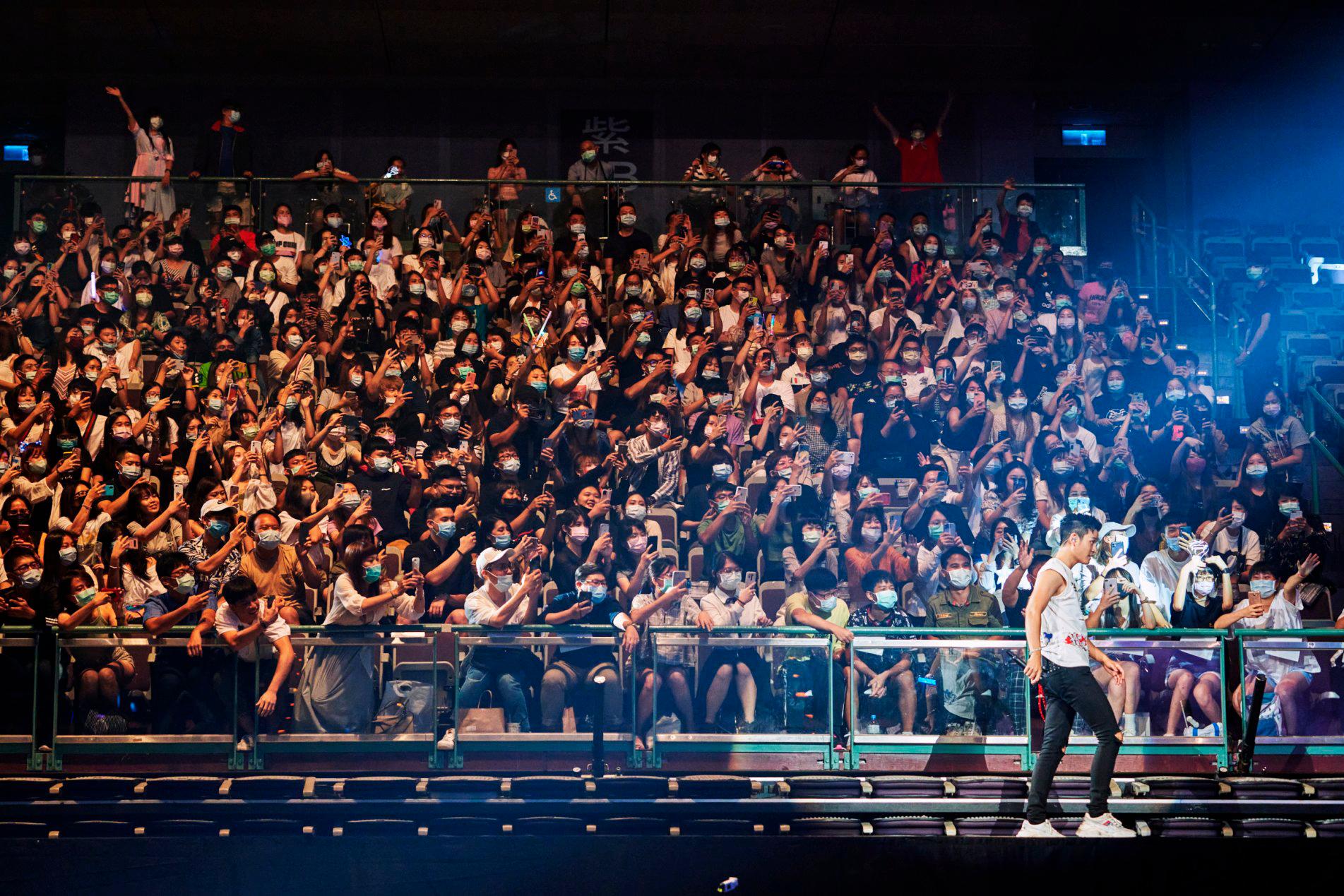 Eric Chou camina sobre un escenario que lo acercó a los fanáticos sentados en el Taipei Arena el 8 de agosto de 2020. Más de 10,000 personas asistieron al primer concierto desde que se impusieron las medidas distanciamiento. 
