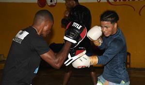 "Mini Pacman" y De los Santos ponen en juego su futuro ante mexicanos el 13 de diciembre