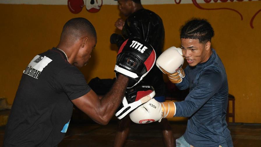 "Mini Pacman" y De los Santos ponen en juego su futuro ante mexicanos el 13 de diciembre