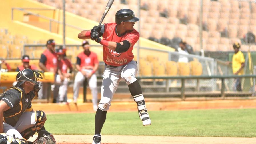 Erik González practica en pretemporada con el Escogido