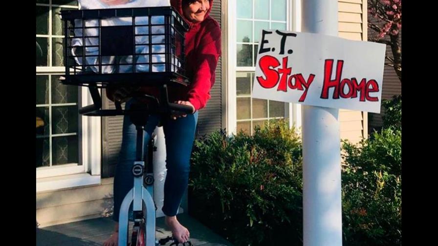 Disfraces en un porche en EEUU arrancan sonrisas durante la pandemia