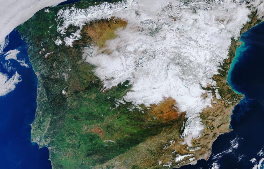 España, cubierta de un frío manto, vista desde el espacio