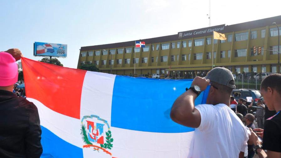 Jóvenes de la Plaza de la Bandera entregaron documento a secretario de la OEA Jóvenes de la Plaza de la Bandera entregaron documento a secretario de la OEA