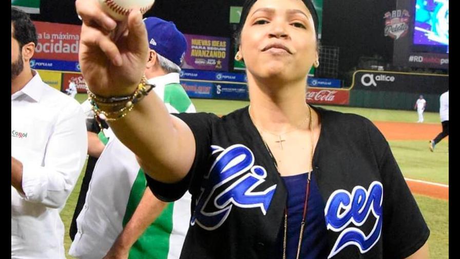 Juliana O’neal reaparece en un juego de los Tigres del Licey; es nombrada guerrera  