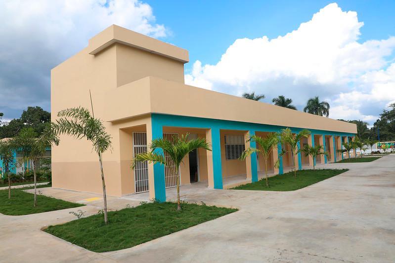 Medina entrega escuela en el municipio de Guerra 