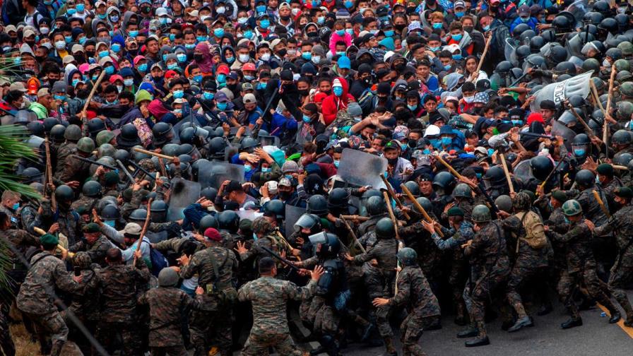 Guatemala disuelve con el uso de la fuerza a caravana migrante hondureña