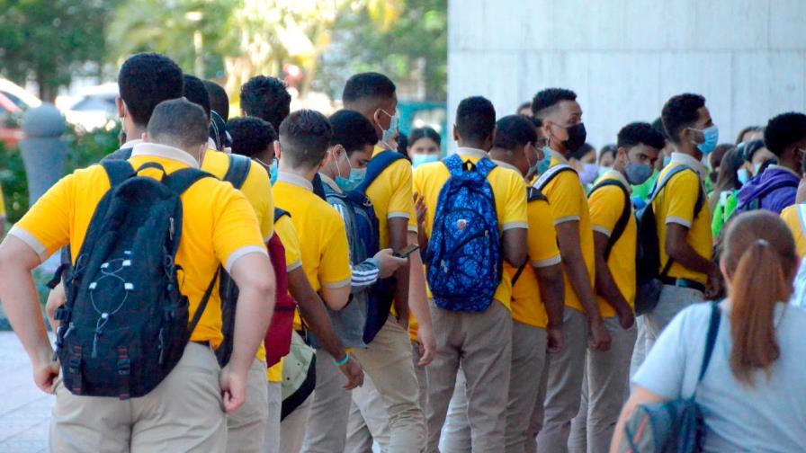 22 estudiantes y dos profesores de escuela en Santiago dan positivo al COVID-19