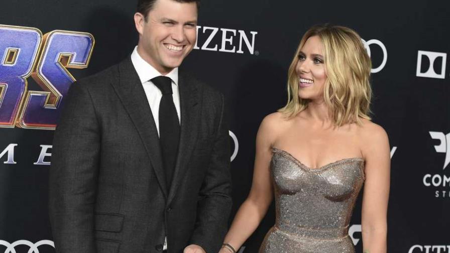 Actriz Scarlett Johansson y Colin Jost  se comprometen en matrimonio