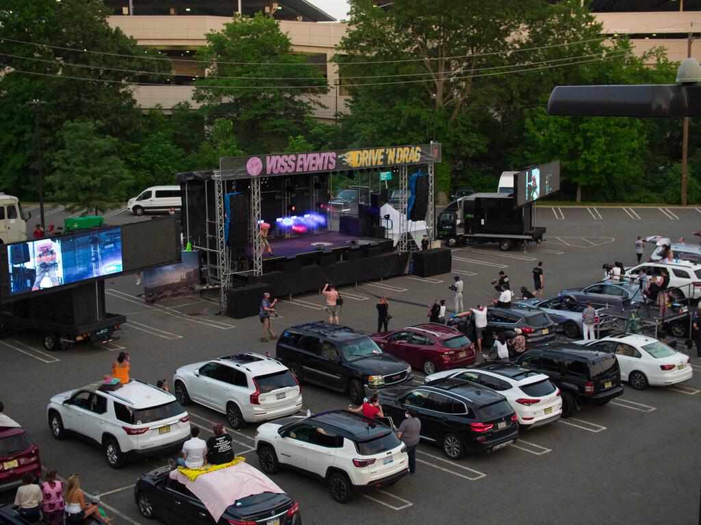 Escena en el estacionamiento del Westfield Garden State Plaza, un mall de Paramus, Nueva Jersey, donde la gente podía disfrutar un espectáculo de travestis desde su auto. 