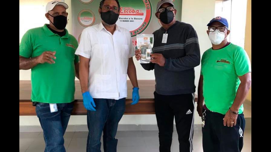 Fundación Escoba entrega kits con suplementos para ancianos en Capotillo