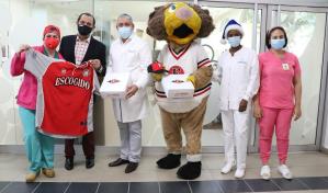 Escogido entrega regalos a personal que combate el COVID-19