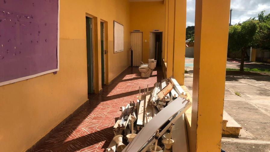 Estudiantes retornan a clases presenciales con escuela en total deterioro en Hato Mayor