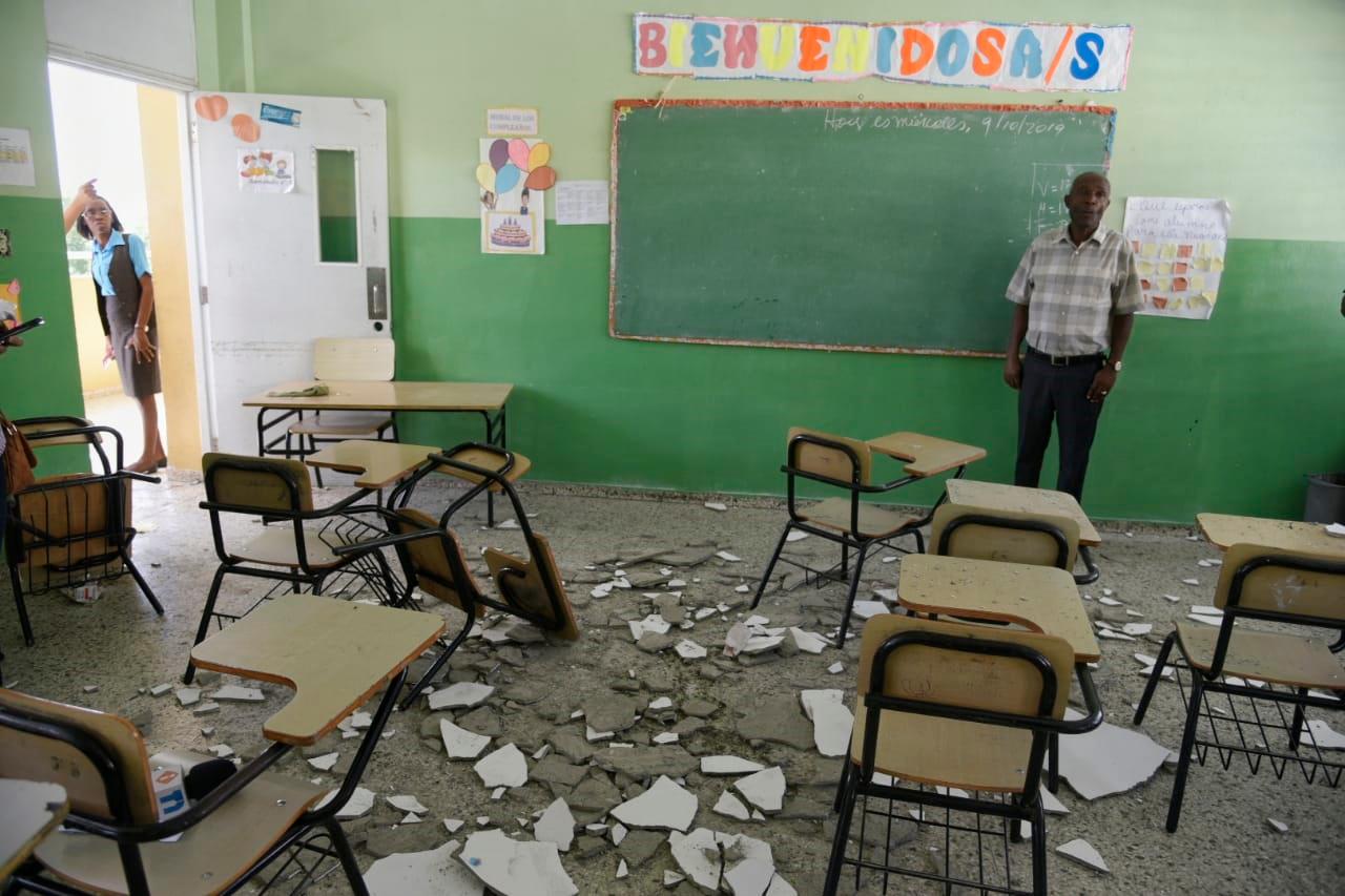 Los restos del concreto del techo del aula de 6to grado que se desplomó en la escuela Eugenio María de Hostos.