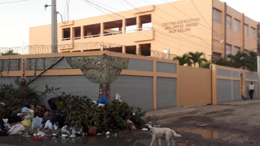 Una curva, falta de señalización y basura frente a escuela de Villa Mella Una curva, falta de señalización y basura frente a escuela de Villa Mella
