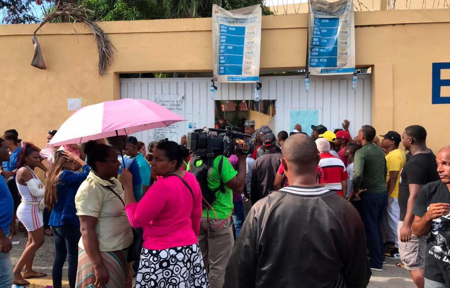 En medio de un ambiente de gran desorganización se llevan a cabo las votaciones en la escuela Socorro Sánchez del sector de Villa Duarte