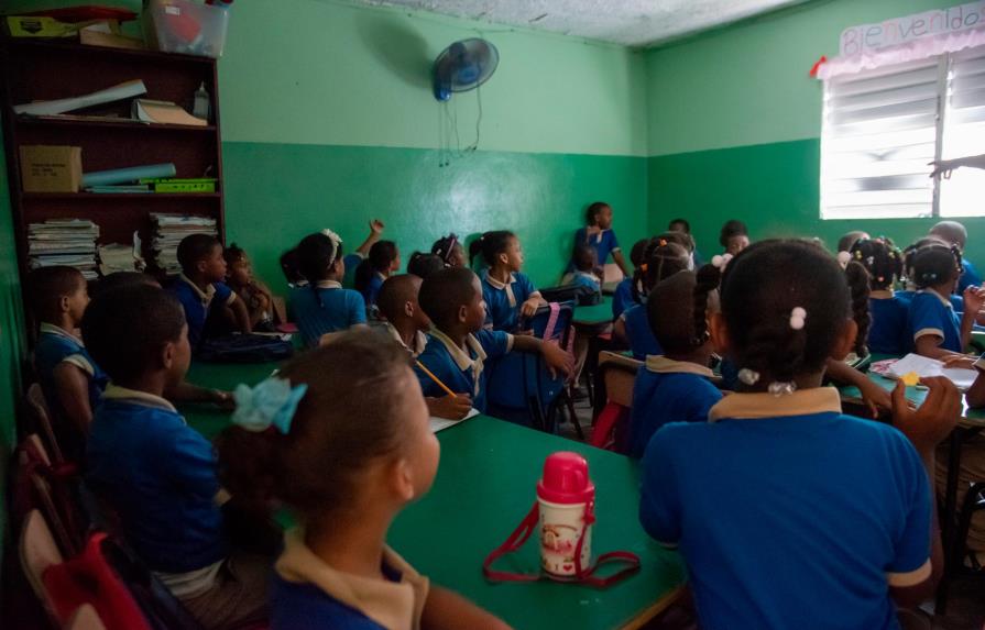En Los Alcarrizos, más de 1,500 niños reciben clases en condiciones inhumanas 