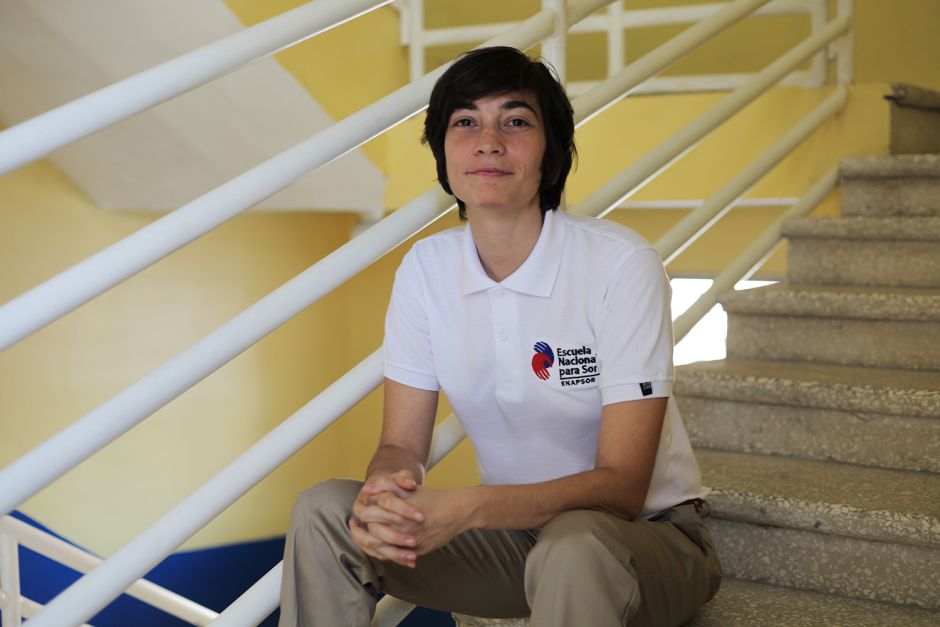 María Batlle mientras estudiaba en el Instituto Nacional de Sordos en Santo Domingo.