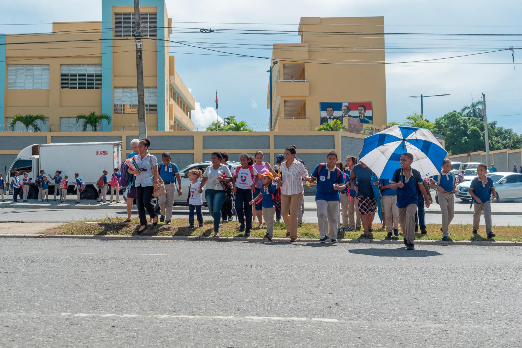 Padres y alumnos se exponen al cruzar la vía.