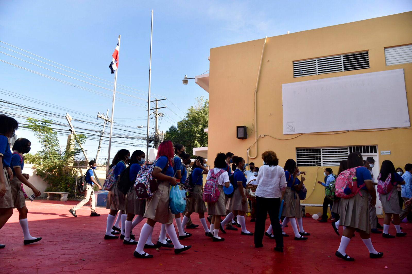 Estudiantes a su llegada al plantel. 