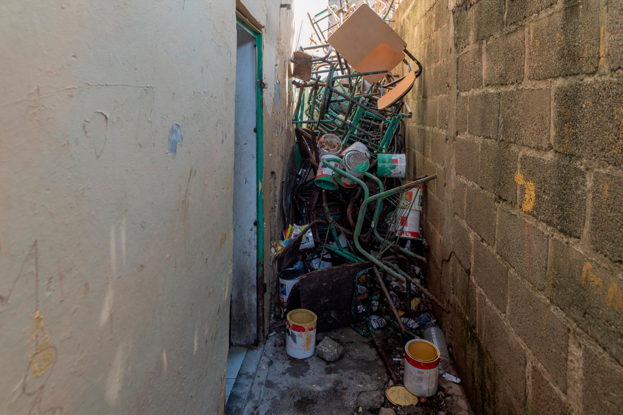 Escombros de pupitres.