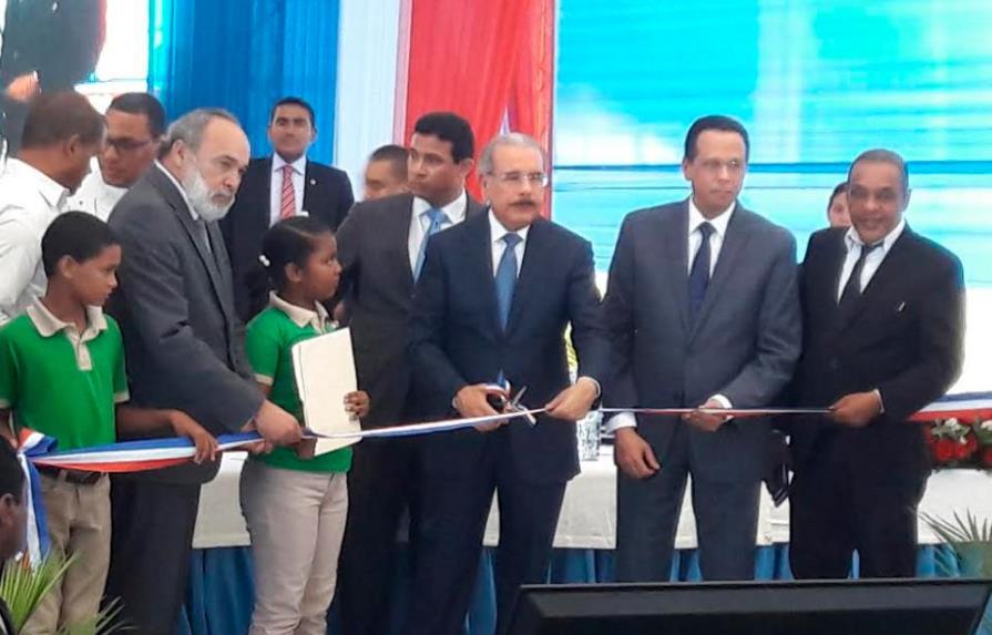 Presidente Danilo Medina inaugura tres escuelas en Miches