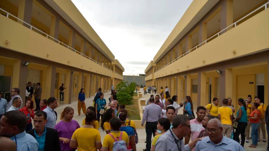 Presidente Medina entrega cinco centros educativos y tres estancias infantiles en Santiago