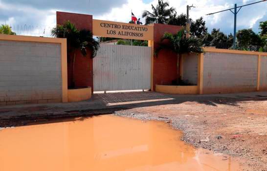 Así estaba la entrada de la escuela Los Alifonsos.
