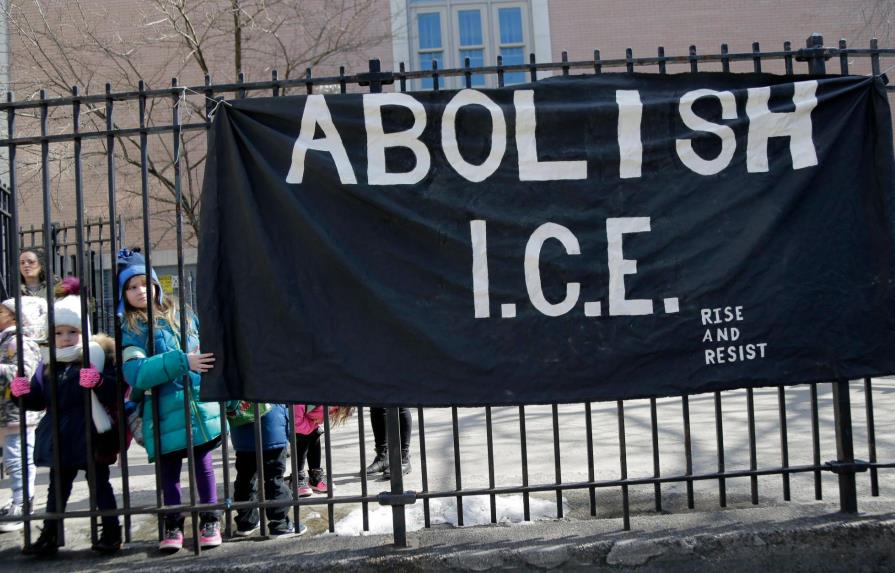 Escuelas en NY rechazan presencia de agentes de inmigración