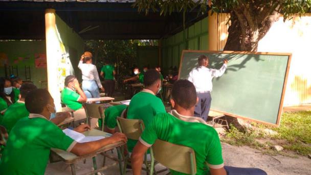 Estudiantes que reciben clases en una enramada en El Seibo siguen a la espera de las autoridades 