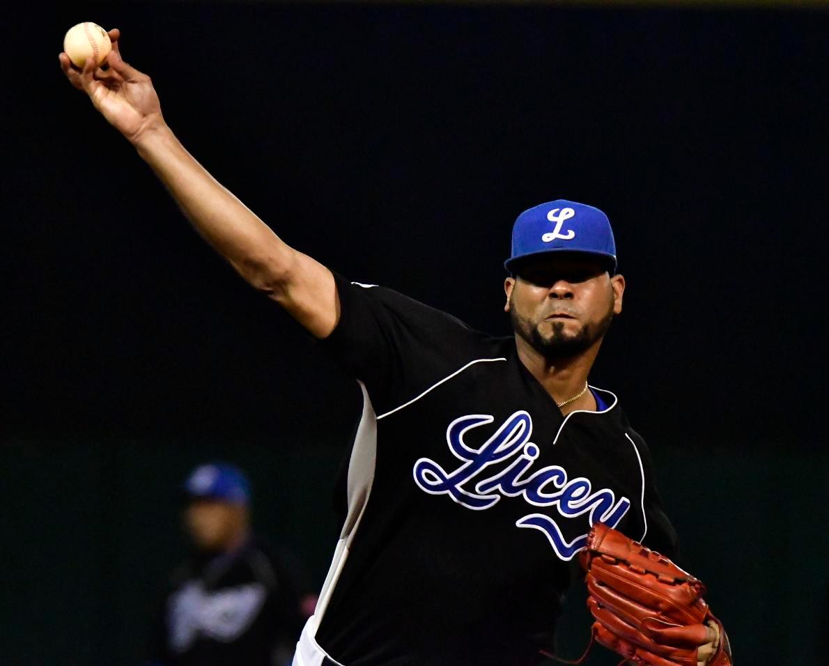 Esmil Rogers, abridor de los Tigres del Licey, solo resistió una entrada y un tercio para cargar con la derrota ante los Toros del Este durante el partido que ambos equipos disputaron la noche del 14 de enero de 2020 en el Estadio Quisqueya, correspondiente al round robin. 