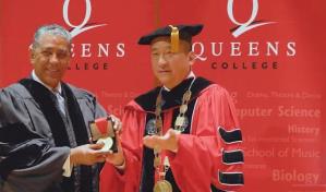 Espaillat es reconocido con la Medalla Presidencial de Queens College por su lucha en defensa de inmigrantes y derechos civiles